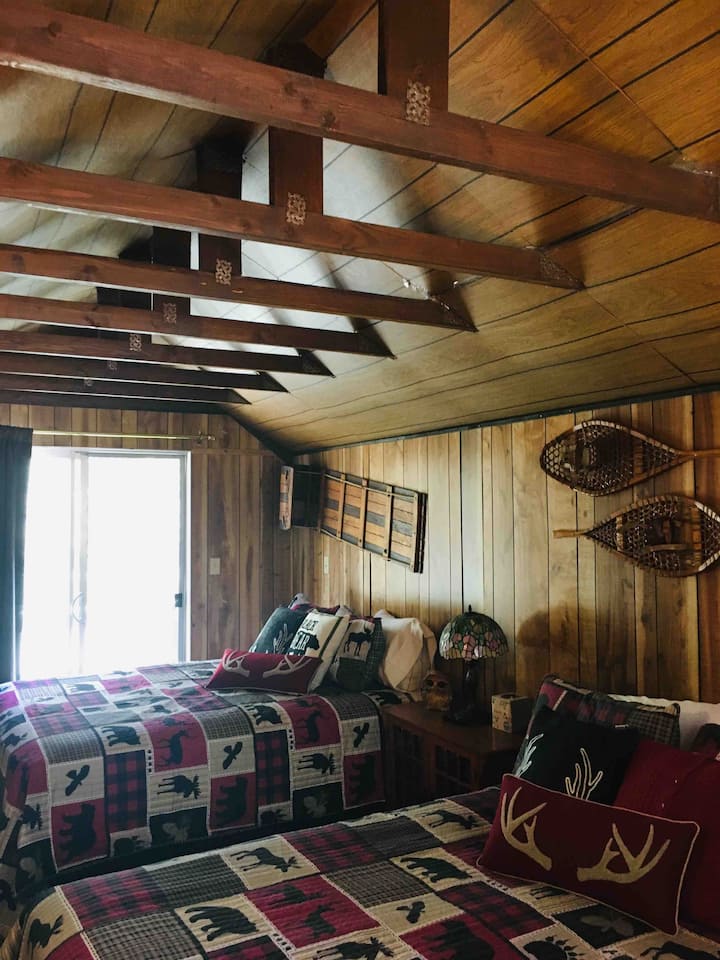 Decorazioni in montagna sulla parete della camera da letto.