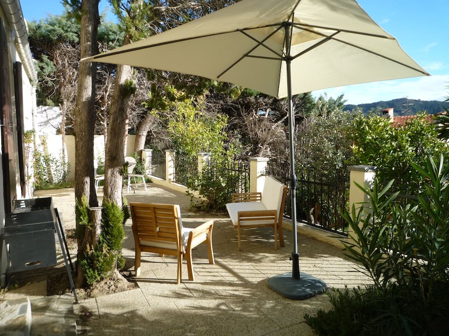 Terrasse privative (parasol, salon de jardin, barbecue, table+chaises)