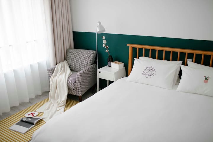 只是尘埃--北欧简约胶片摄影主题民宿，地铁口旁，直达五四广场/第一海水浴场/栈桥/火车站