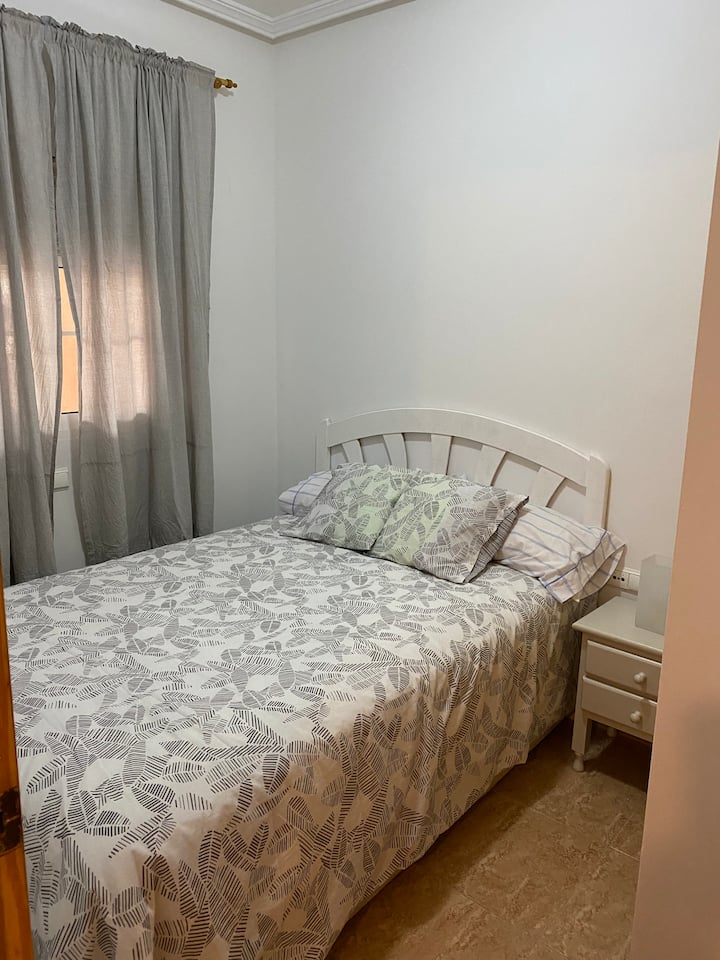 Мала спална соба, брачен кревет (широк 125 