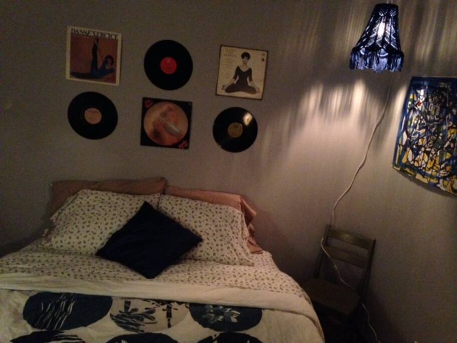 Chambre avec nouvelle Déco avec lampe et chevet/ Guest room with a fresh old school look