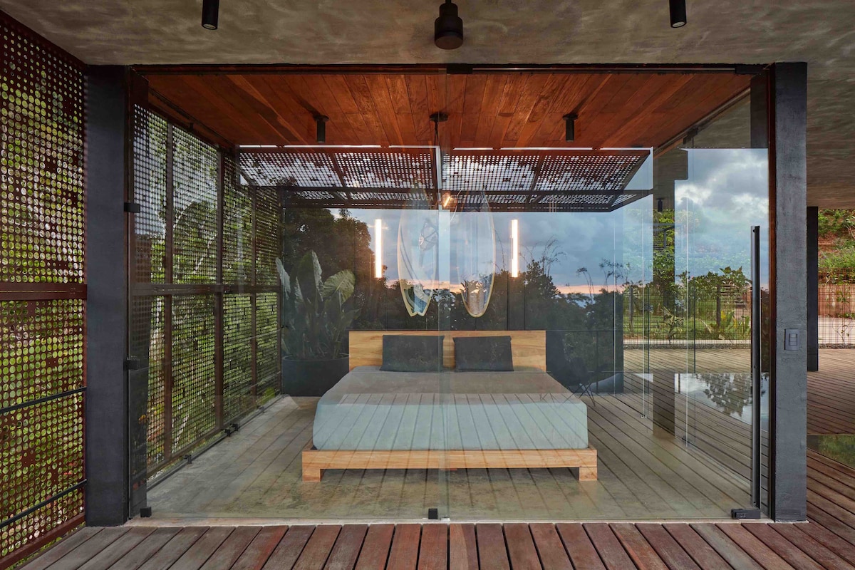 Camera da letto padronale con bagno proprio e 3 lati in vetro. Completamente climatizzata. 