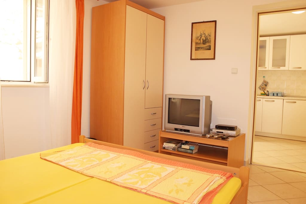 Bedroom, TV