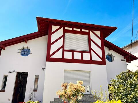 Cheerful townhouse with pool in Bayonne