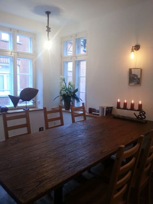 Sehr schöner antiker Holztisch für bis zu 6 Personen ist ein wahrer Hingucker