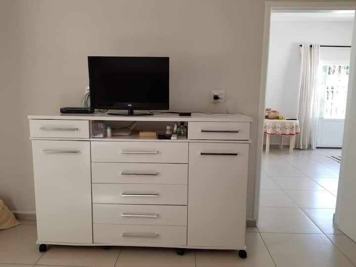 חדר שינה 1 שידה וטלוויזיה