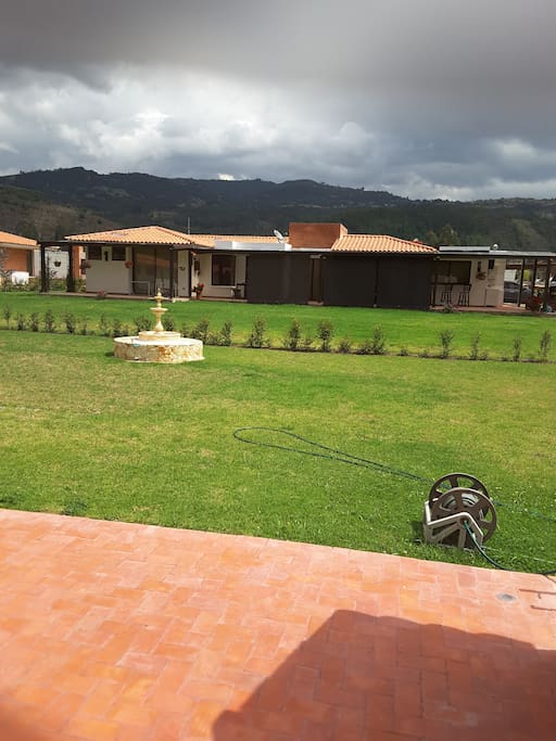 Amplia zona verde para disfrutar BBQ.