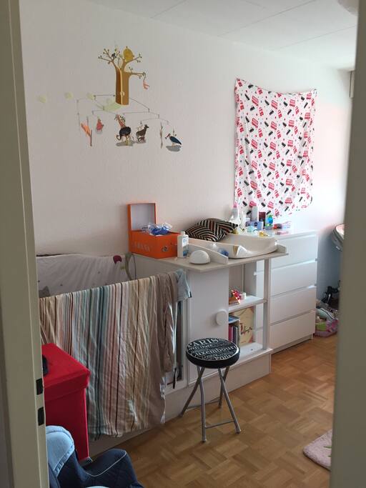 Chambre de bébé. Lit pour enfant bas âge.