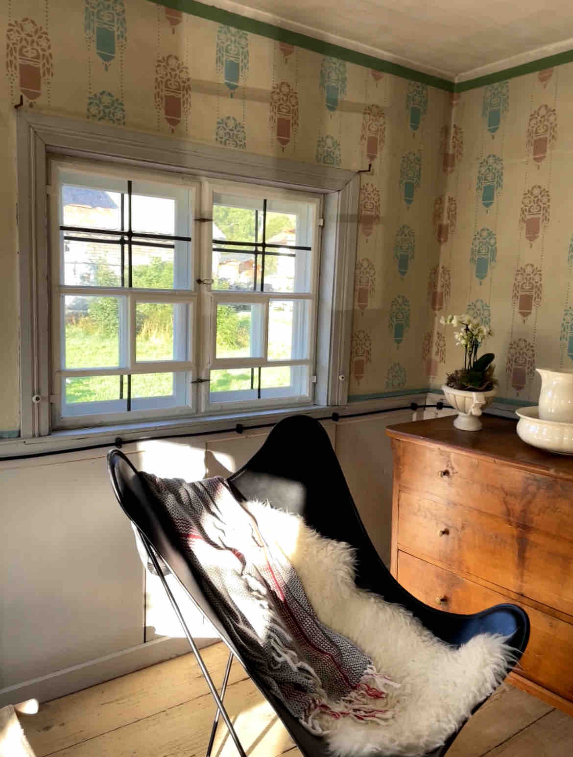 Horná obývacia izba má najstaršie okno s posuvnými krídlami.