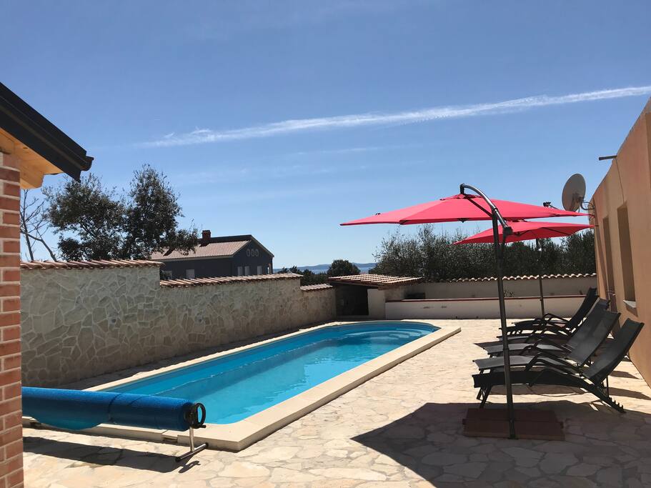 Pool mit Sonnenliegen