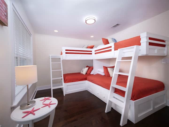 Soba na kat sadrži dva kreveta na kat i nalazi se na 3. katu. Jedan je blizanac, a drugi je dvostruki.  