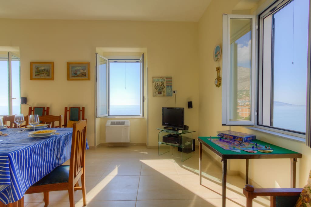 Salone con vista mare