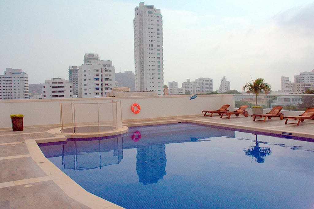 Tres piscinas adultos , niños y bebes con Jacuzzi en la piscina adultos , turco, gimnasio en el piso 6.