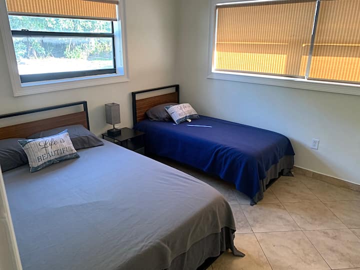 1张标准双人床和1张单人床 