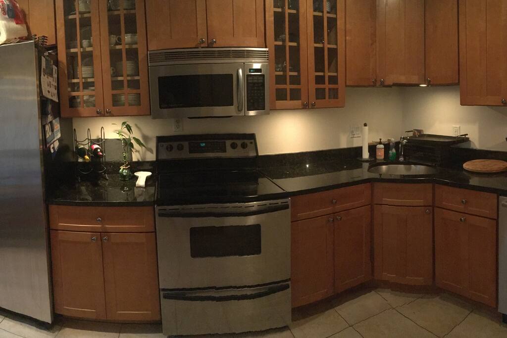 Kitchen: Fridge/Freezer, Microwave, Oven, Toaster Oven, Coffee Maker, Garbage disposal