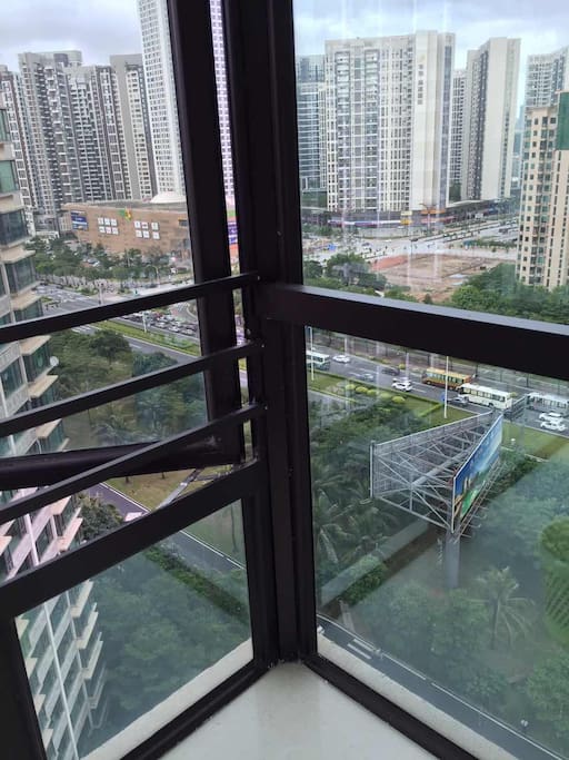 拐角靠近珠海大道是华润万家大型超市,南门是商业街和华发小市场,东门门口是华发商都