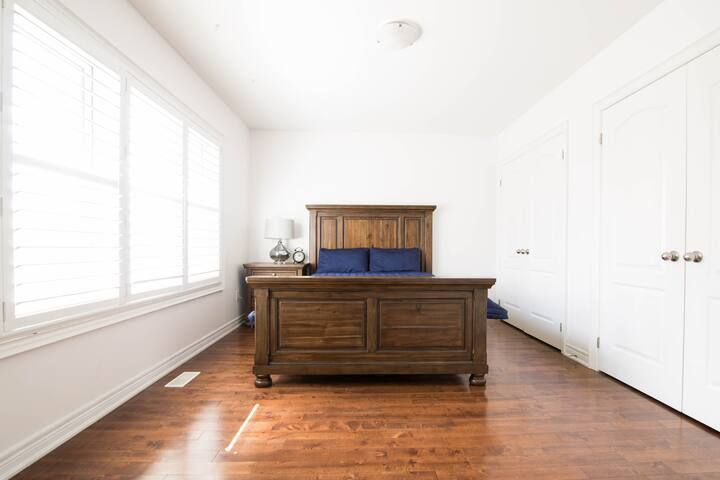 Spacious house, 10 minutes away from airport gallery image 2