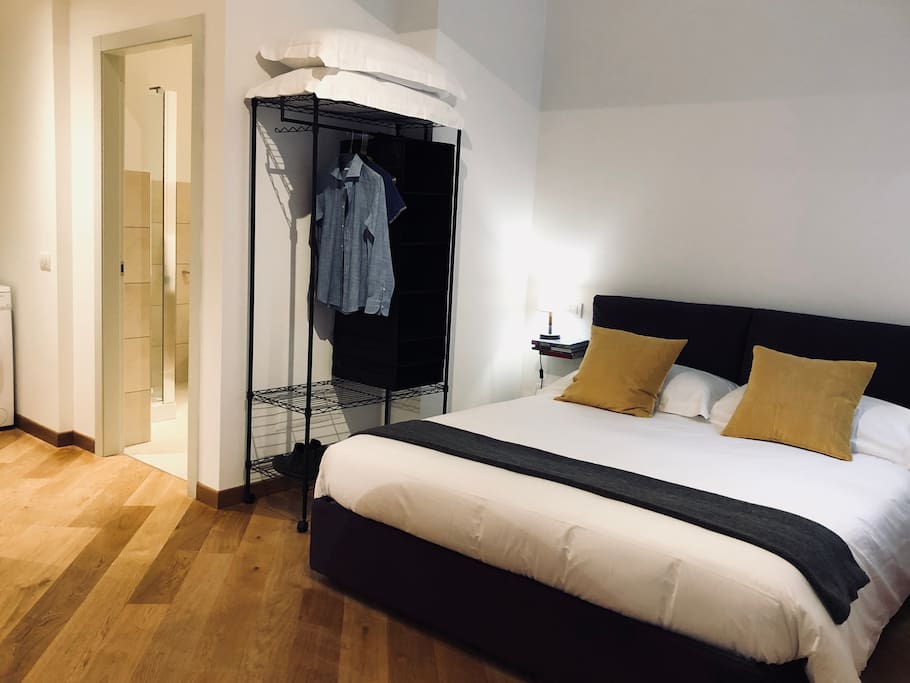 Letto e stand portabiti