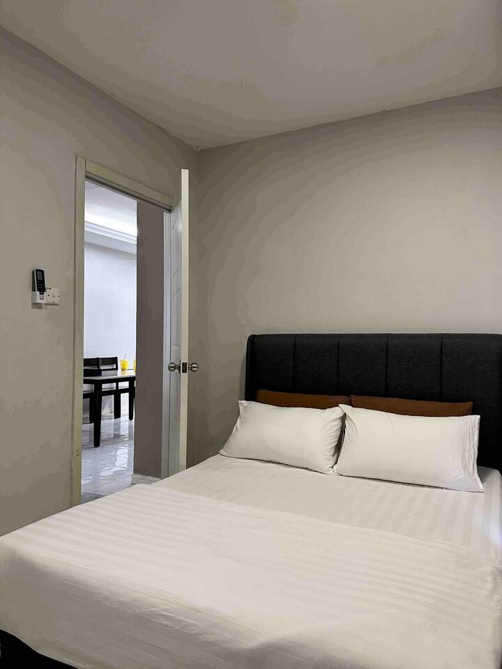 房间3
1张标准双人床
2个枕头+ 2个额外的枕头
1张床单
1条毯子+ * 1条额外的毯子
1张床垫
空调
衣橱套装
矿泉水
纸巾
毛巾
吹风机

*申请