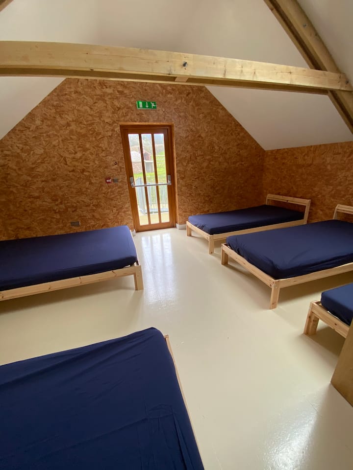 ห้องนอนชั้นบนขนาดเล็กกว่า - มีผ้าปูรองด้านล่างให้นำผ้านวมถุงนอนและหมอนมาด้วย 