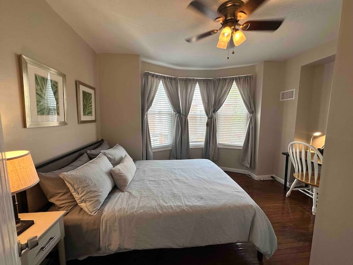 Queensize bed in de hoofdslaap 