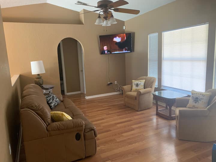 3 Bedroom Home With Pool On Quiet Rd - Spring Hill