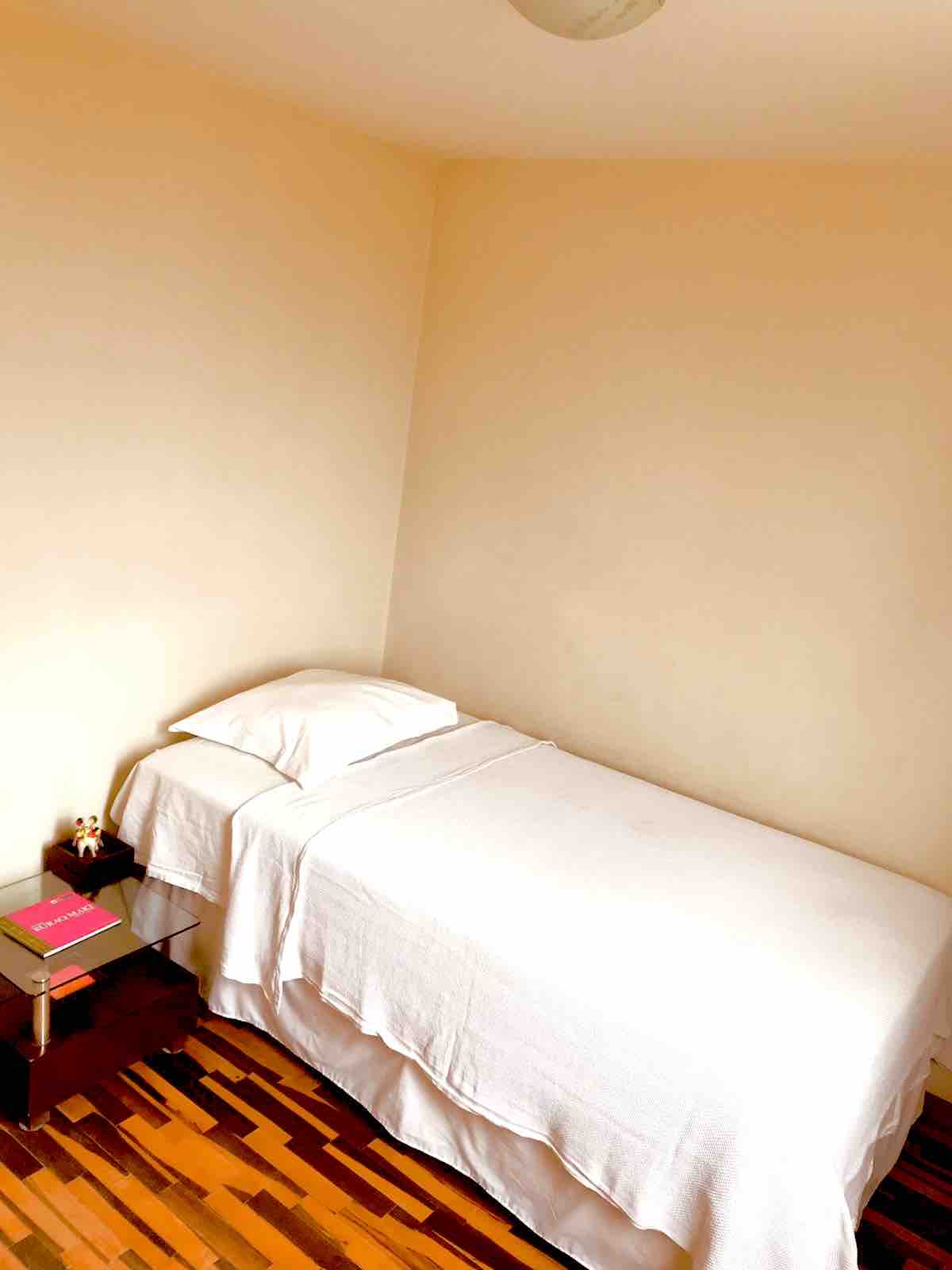 Room2 / Habitación secundaria 
+Cama ortopédica de 1 plaza y media
+Juego de sábanas
+1 almohada
+Edredón 
+Mesita de noche 