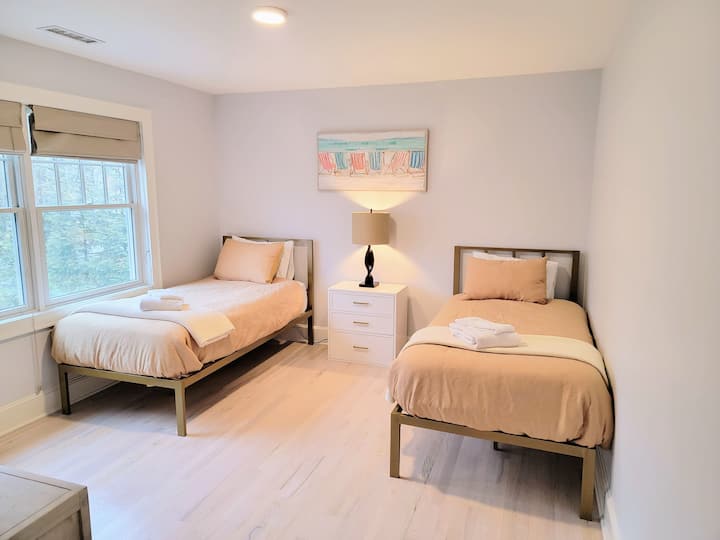 Cette chambre est un peu plus petite que les trois autres chambres (tout en restant assez spacieuse). J'ai donc décidé de mettre deux lits jumeaux dans cette pièce. Elle possède sa propre salle de bain comme toutes les autres chambres. 