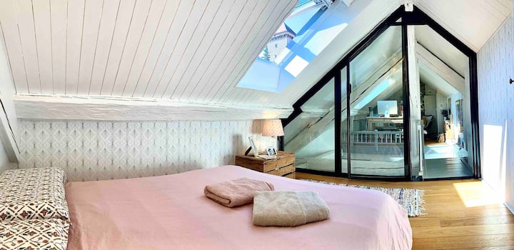 Dhoma jonë, e rehatshme dhe e ajrosur, me pamje nga thellësia e tendës në ambientin e zyrës / bibliotekës 