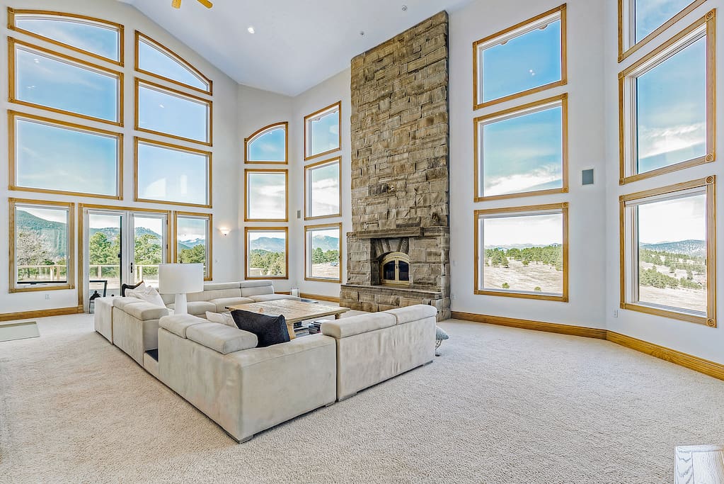 Expansive living room, with amazing mountain views!