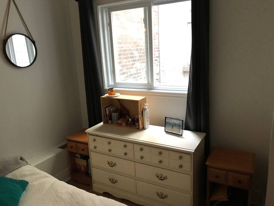 Chambre, donnant sur un puit de lumière