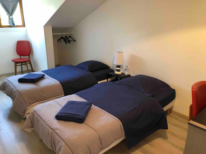 Chumba cha kulala 3 
2 vitanda tofauti 
nafasi ya ofisi 