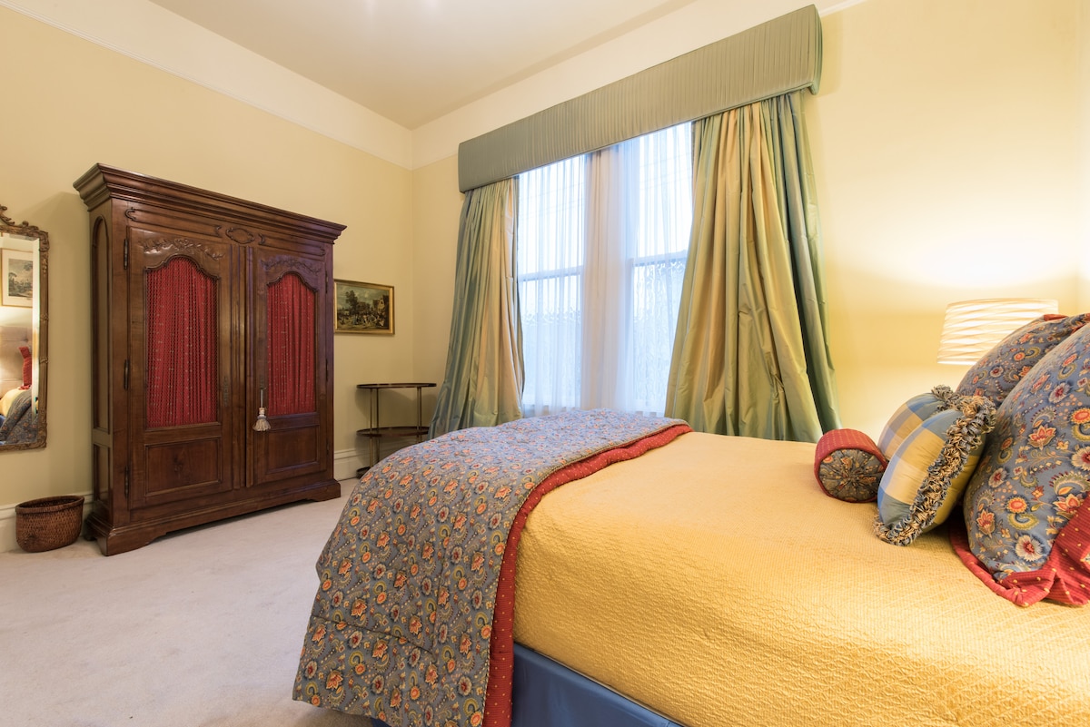 Spavaća soba za goste br. 1 s madracem na vrhu jastuka s bračnim krevetom

3. razina (razina spavaće sobe)