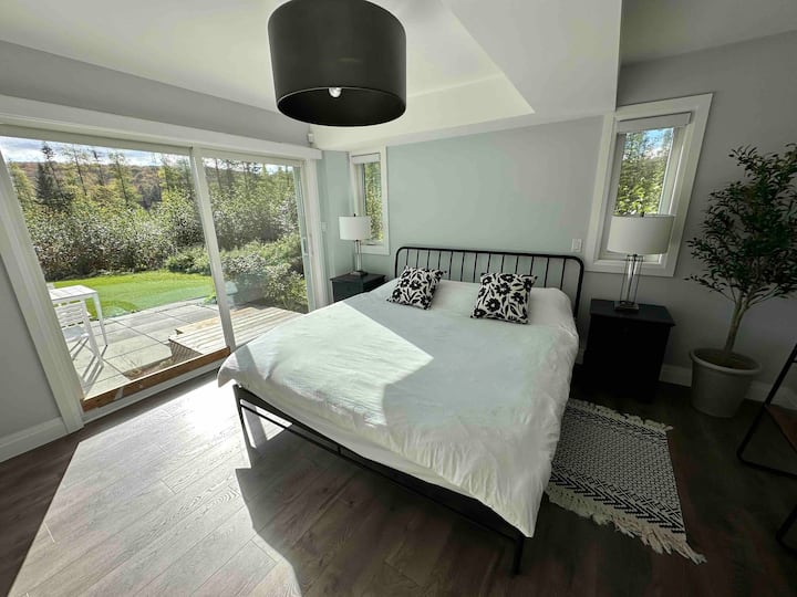 Dormitorio principal grande con cama tamaño king y baño privado