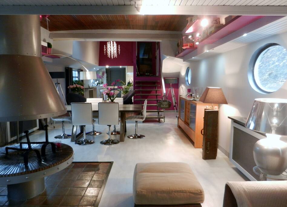 vaste salon à la décoration soignée