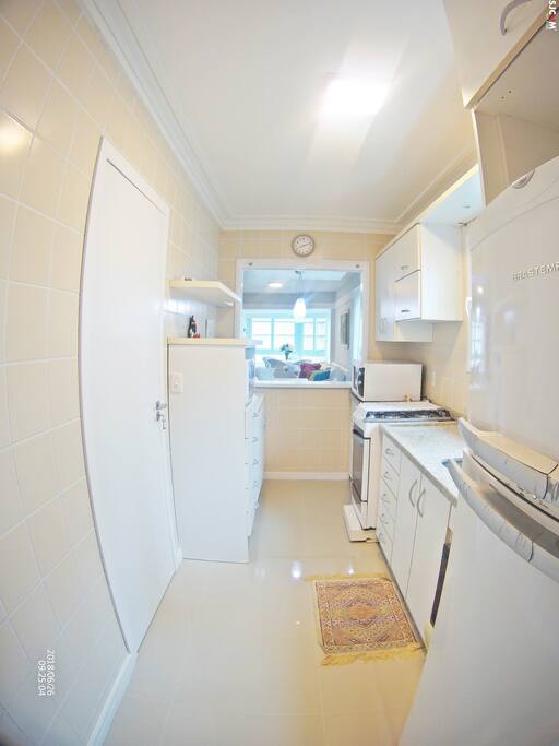 Cozinha com: geladeira, microondas, forno elétrico, chaleira elétrica, fogão...