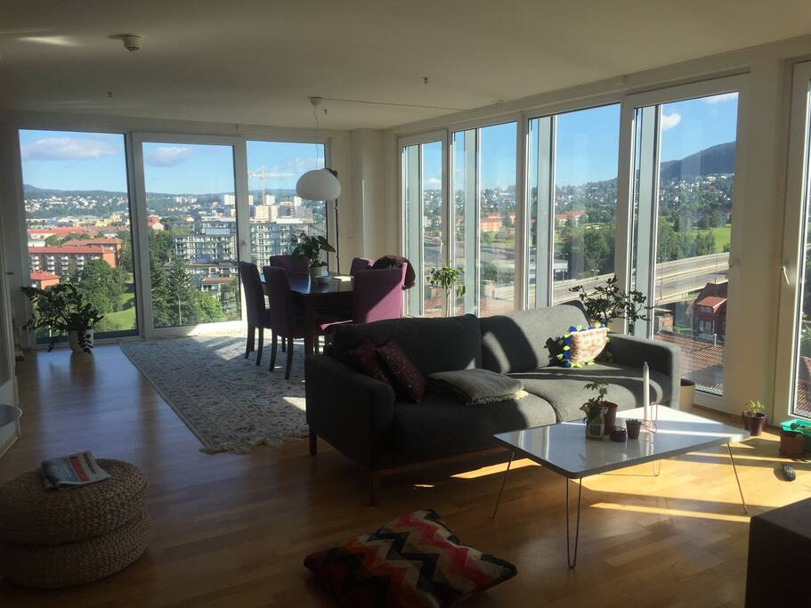 Living room with a panorama view towards the city, Holmenkollen, Torshov and Grefsenkollen.