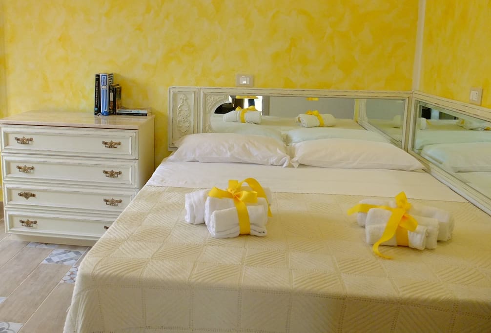 Clizia e Teti, suite composta da camera da letto, soggiorno e bagno. Volendo il divano del soggiorno della camera verde diventa un letto matrimoniale e le due camere possono diventare totalmente indipendenti ma con il bagno in comune. inoltre: ingresso indipendente, tv, wifi, angolo cottura, aria condizionata, vista mare.