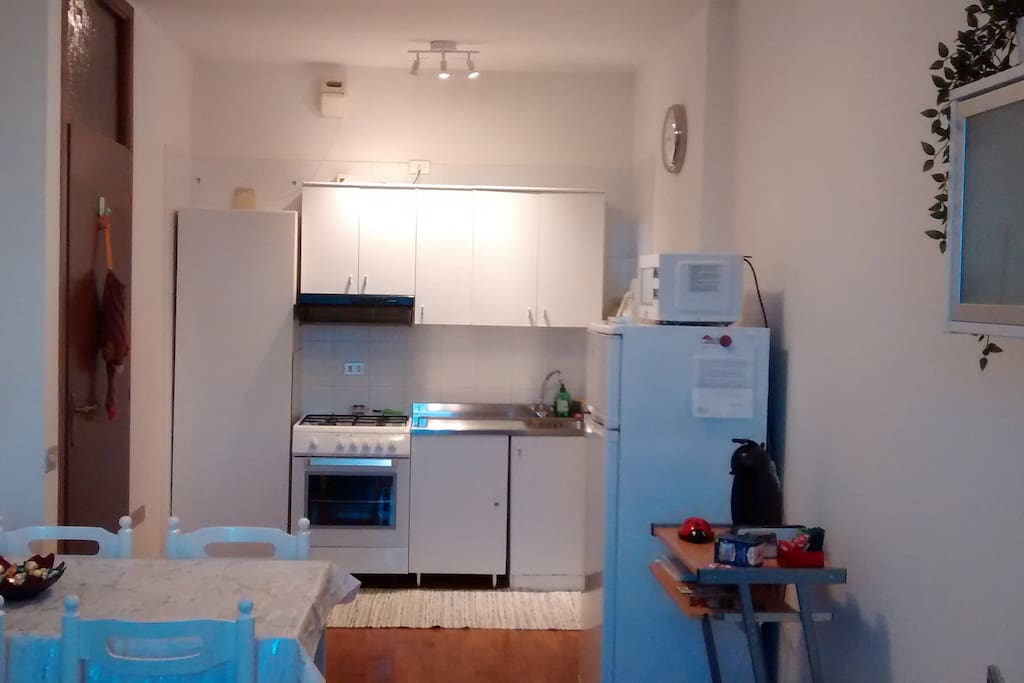 Angolo cottura cucina con frigorifero e forno ventilato - kitchen with ventilated oven and fridge