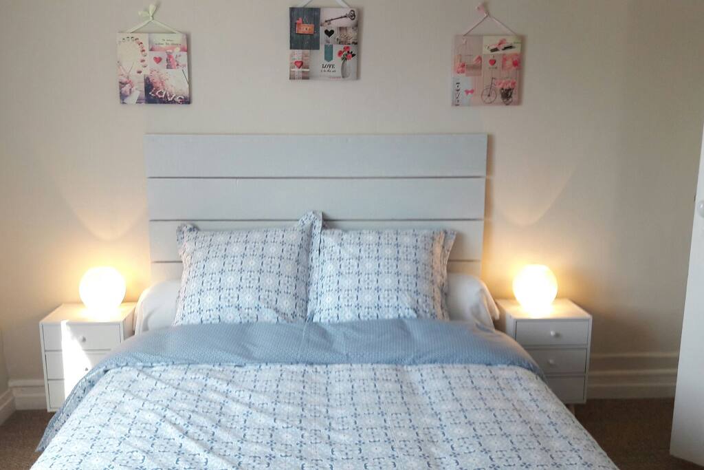 Chambre avec lit 140
