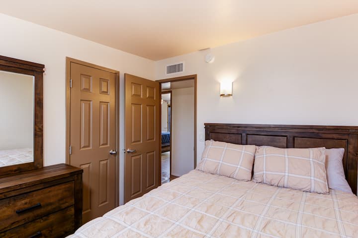 客房# 3卧室是三个卧室中较小的一间。 还完成了翻修和升级，配备了所有新设施。 您还在等什么？请立即预订「熊巢」的住宿。 