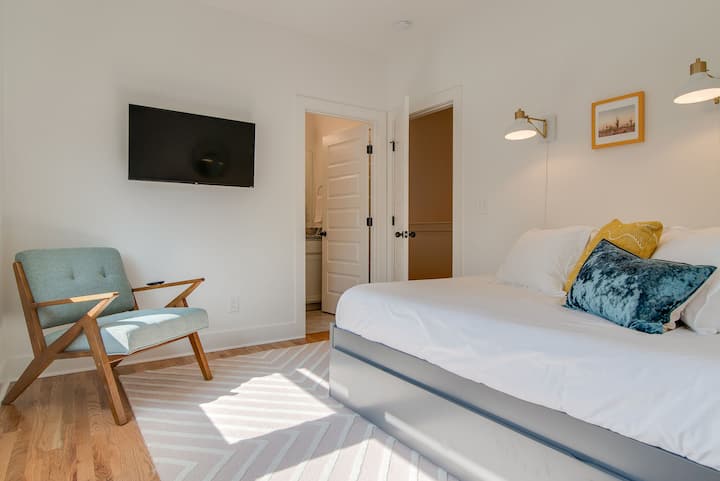 在舒适的床上享用一杯咖啡和您最喜爱的电视节目，开始您的早晨。