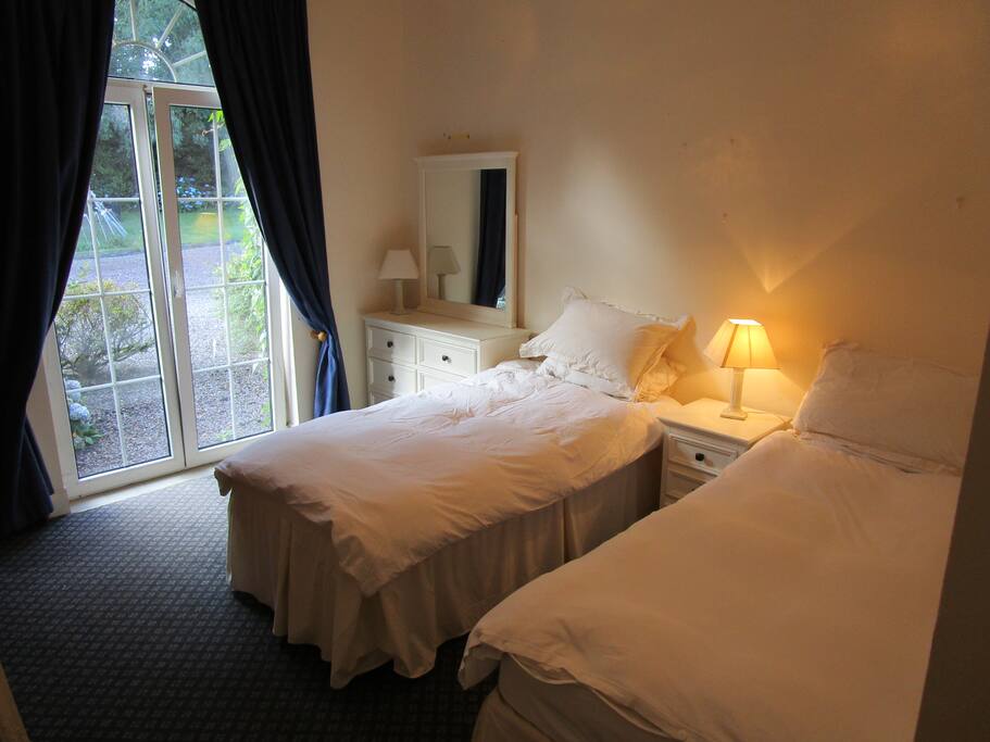 Double/Twin Bed Bedroom