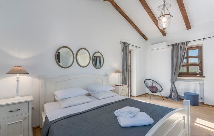 Горен етаж със самостоятелна спалня с тераса на покрива