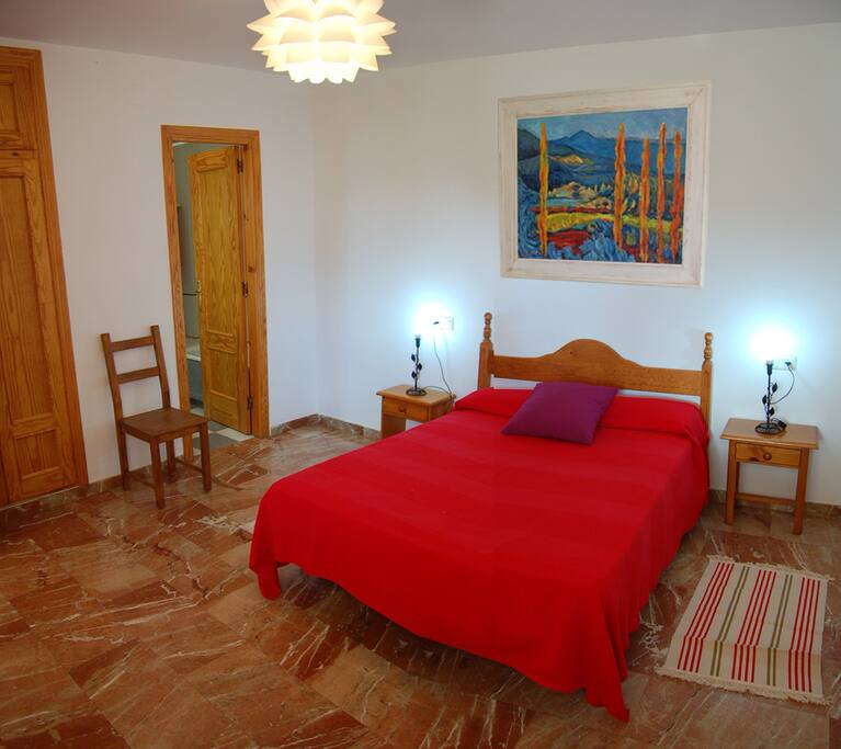 Dormitorio con baño privado