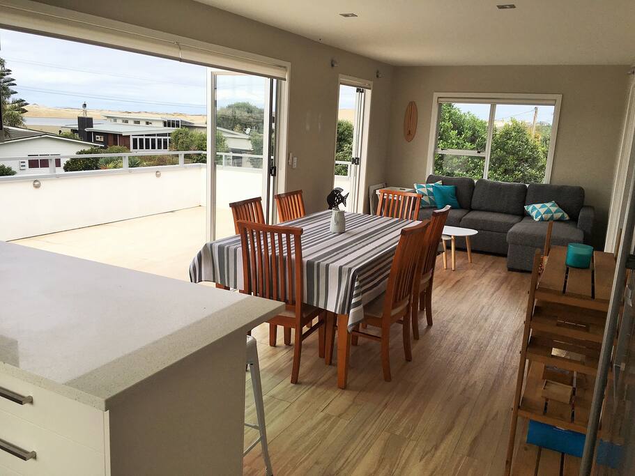 1-F Lounge & Dining