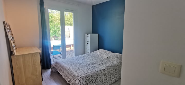 غرفة نوم 3، مع سرير BZ في 140CM.
مع إمكانية وصول مباشرة إلى الحديقة وحمام السباحة 