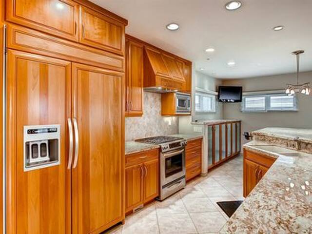 Amazing Luxurious Beach Retreat, Sleeps 10 gallery image 3