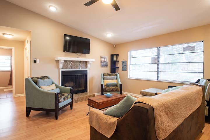 3-Bedroom, Private Yard; Xtra Clean, FAST WiFi !!