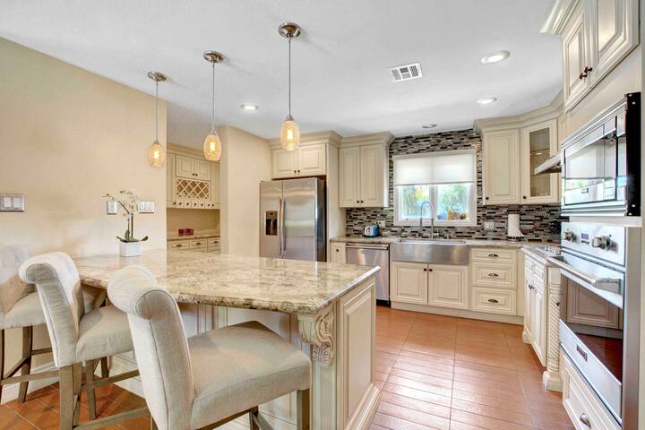 Newly updated! Huge house, pool & spa, licensed! gallery image 5